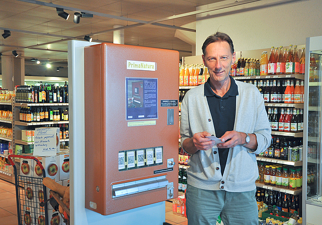 Literatur statt Nikotin: Gilbert Laissue vor dem Literaturautomaten im Prima Natura.  Foto: Isabelle Hitz