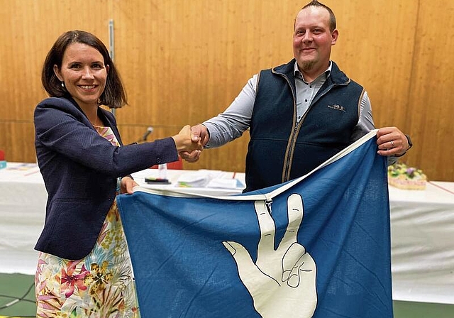 Mehr Zeit für Familie und Tiere: Joëlle Neuhaus-Ehrsam übergibt ihren Gemeinderatssitz an Roger Gröger und freut sich über das Wappen von Gempen als Andenken an eine bewegte Zeit. Foto: Bea Asper