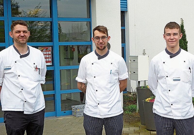 Schwierig: Die Corona-Massnahmen stellen Küchenchef Christian Trambetzki, Lehrlingsbetreuer Samuel Scheuerer und Lehrling Sam Stebler (v.l.) vor besondere Herausforderungen. Foto: Thmoas Immoos