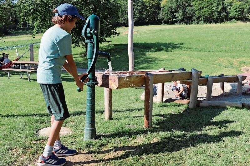 Wasser und Sand: Der neue Kinderspielplatz bietet vielerlei Spielmöglichkeiten.