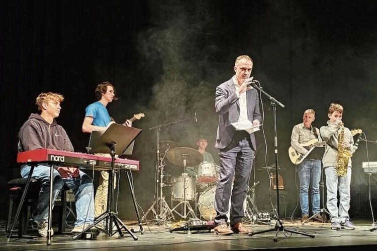 Musikalische Begrüssung: Schulleiter Lucas Rössner begrüsst das Publikum unter anderem mit einer kurzen Gesangseinlage. Fotos: Melanie Brêchet