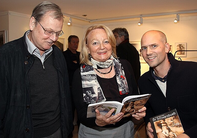 Echte Schwarzbuben: Benno Bühlmann, Ulla Fringeli und Thomas Kramer (v.l.) setzen sich für die Lokalkultur ein.Foto: Gini Minonzio