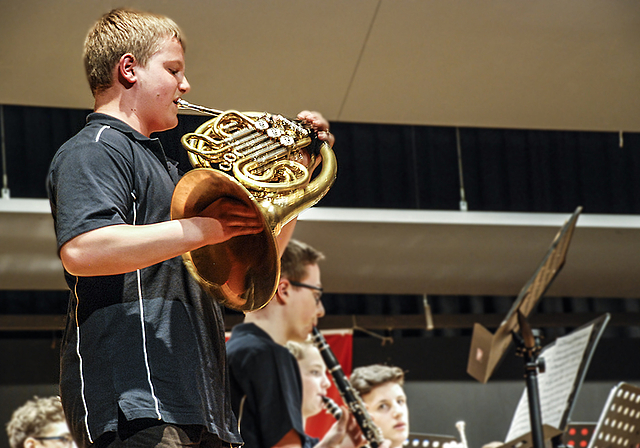 Beachtliches Horn-Solo mit heiklen Läufen: Nicola Schweizer vom Blasorchester der Musikschule Reinach.  Foto: Thomas Brunnschweiler