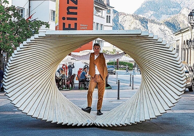 An der RagARTz: Künstler Norbert Roztocki in seiner Skulptur «Eye», die am 8. Mai eingeweiht wurde. Foto: ZVG