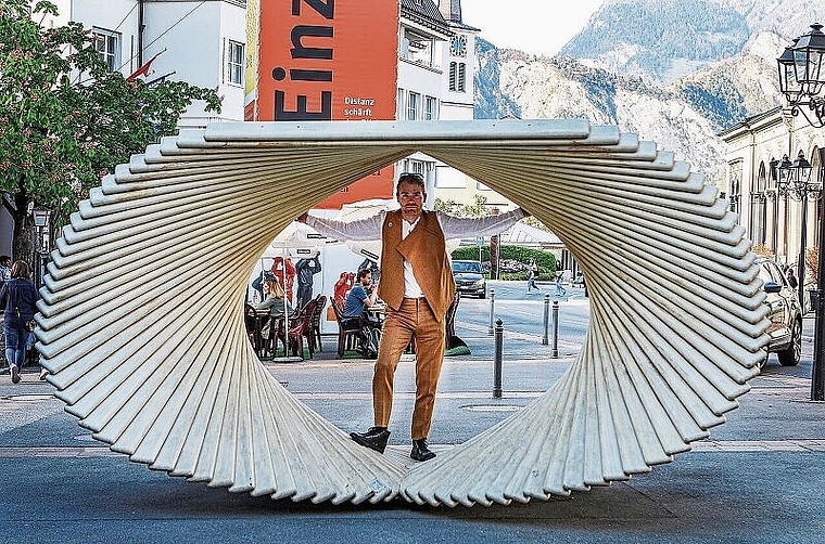 An der RagARTz: Künstler Norbert Roztocki in seiner Skulptur «Eye», die am 8. Mai eingeweiht wurde. Foto: ZVG