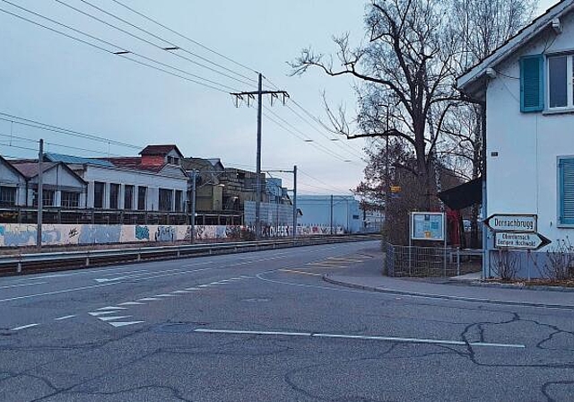 Planung: Die Unterführung soll hier unter der Strasse langführen, das Jugendhaus müsste weichen. Foto: Archiv/Fabia Maieroni