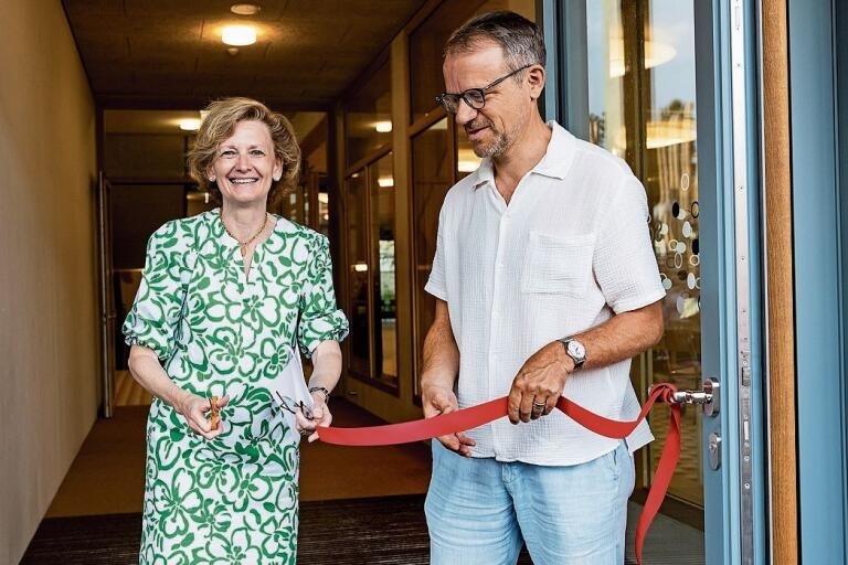 Das Band ist zerschnitten: Gemeinderätin Béatrix von Sury (l.) und Gianni Biasi, 
Schulleiter der Primarstufe, eröffnen das Schulhaus. Foto: Kenneth Nars