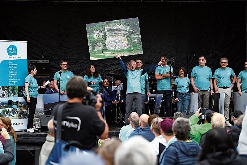 Zehn Gemeinden mit einer gemeinsamen Vision: Nun ist die Birsstadt gar mit dem Wakkerpreis ausgezeichnet worden. Gemeindepräsident Alex Hein zeigt ein Foto mit dem Wappenfelsen von Grellingen. Fotos: Juri Junkov