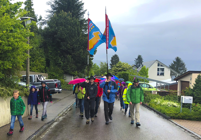 Noch marschieren die Halbtagesrotten der Nord- und Südroute gemeinsam: Fahnenträger sind die beiden Bürgerräte Thomas Leimgruber (l.) und Andreas Jeppesen.  Fotos: Caspar Reimer
