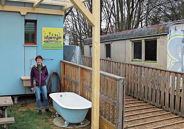 Freut sich über die neue Pergola: Gaby Meyer, Leiterin der Kinder- und Jugendarbeit Arlesheim. Foto: Axel Mannigel