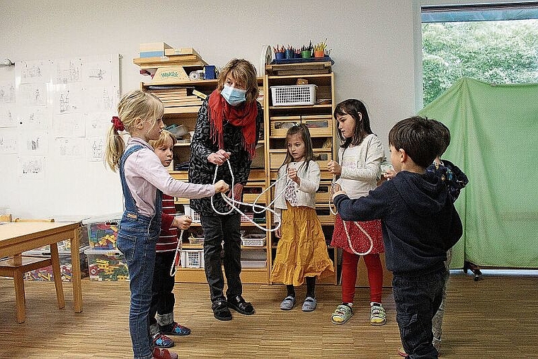 Lebendiger Kindergarten: Heidy Bilger übt einen Zaubertrick ein. Foto: Axel Mannigel