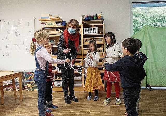 Lebendiger Kindergarten: Heidy Bilger übt einen Zaubertrick ein. Foto: Axel Mannigel