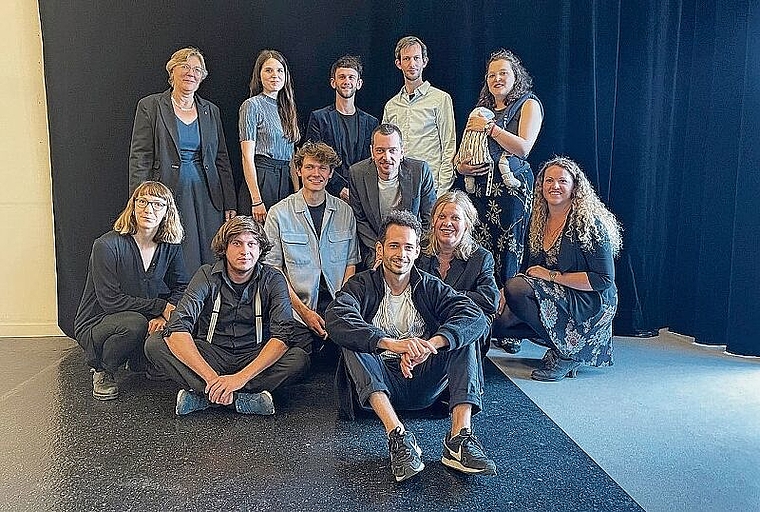 Werden einmal im Monat einen Blick hinter die Kulissen ermöglichen: Die Team­mitglieder vom Neuen Theater Dornach. Foto: zVg