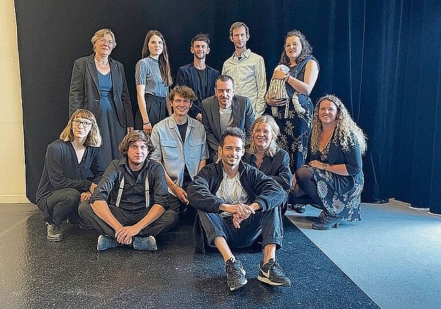 Werden einmal im Monat einen Blick hinter die Kulissen ermöglichen: Die Team­mitglieder vom Neuen Theater Dornach. Foto: zVg