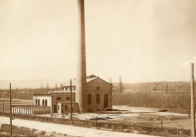 1907: Die «Dampfzentrale» fällt besonders durch den hohen Kamin auf. Foto: Primeo Energie