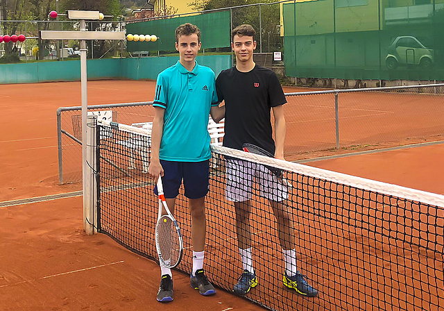 Roger Federer auf den Fersen: Colin und Mika Brunold wollen auf den Tennis-Olymp.  Foto: Caspar Reimer