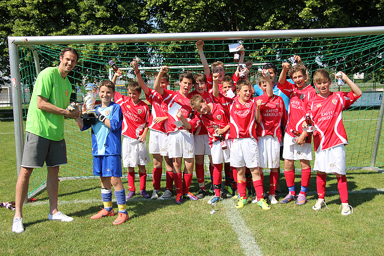 Pure Fussballerfreude: Marco Streller übergibt dem FC Breitenbach (Kategorie D-Junioren) den Siegerpokal. Foto: Guido Herklotz