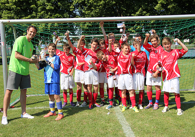 Pure Fussballerfreude: Marco Streller übergibt dem FC Breitenbach (Kategorie D-Junioren) den Siegerpokal. Foto: Guido Herklotz