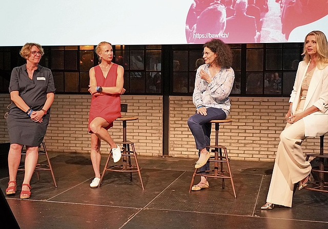 Frauen in Führungspositionen: (v. l.) Miriam Baumann (Läckerli Huus), Nora Fehlbaum (Vitra), Tina Müller (Weleda) und Moderatorin Désirée Lehmann diskutierten darüber, was gutes Leadership ausmacht. Foto: Tobias Gfeller
