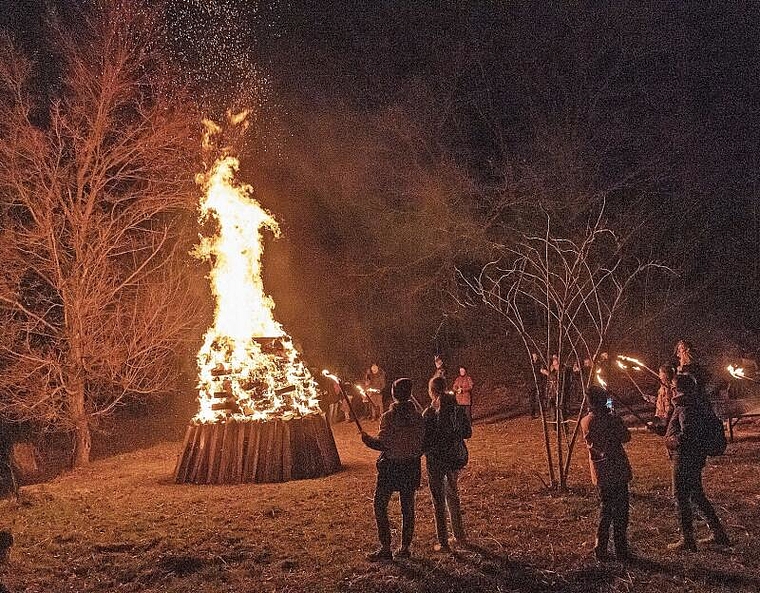 Familiäre Stimmung: Das Nadelholz wurde von den Teilnehmerinnen und Teilnehmern in Münchenstein gemeinsam angezündet. Foto: Heiner Leuthardt