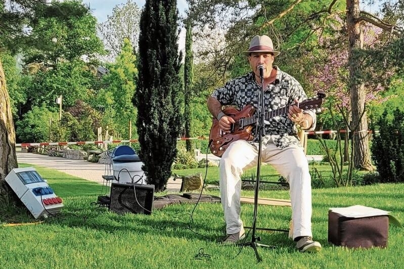 Sommerlich beschwingt: Singer und Songwriter Sol beim letztjährigen 
«Badikult»-Konzert. Foto: zvg