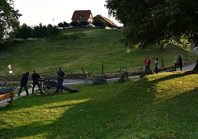 Explosives Schwarzpulver: Nach jedem Schiessvorgang wird das Rohr mit einem Druckluftgerät gereinigt.  Foto: Bea Asper