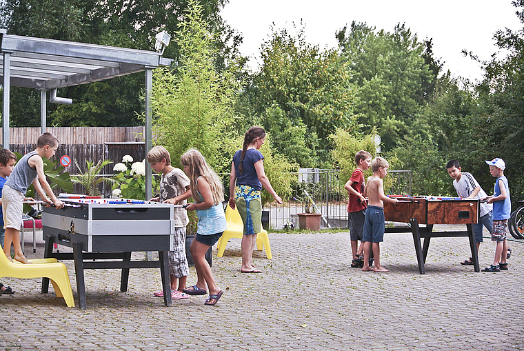 Ferienspass pur: Auch Tischfussball gehört zum reichhaltigen Programm. Diesmal im Jugendhaus Phönix.  Foto: Bea Asper