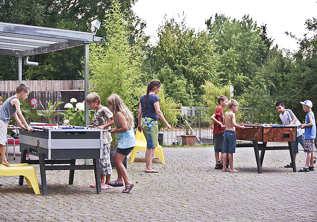 Ferienspass pur: Auch Tischfussball gehört zum reichhaltigen Programm. Diesmal im Jugendhaus Phönix.  Foto: Bea Asper