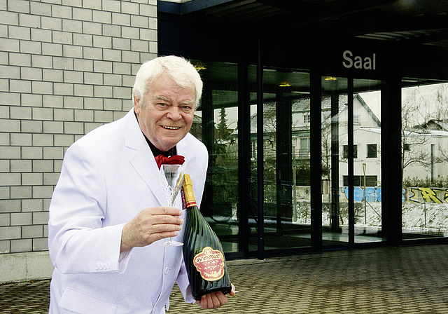 Enternainment zum Vergnügen der Gäste: Nobby Blochin in Festlaune für Silvester vor dem Kuspo-Saal.  Foto: Edmondo Savoldelli