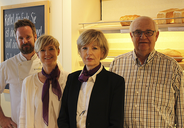 Die vierte Generation übernimmt (v. l.): Die Geschwister André Grellinger und Simone Brugger-Grellinger führen neu die Geschäfte, werden dabei von den Eltern Yvonne und Karl Grellinger im Betrieb weiterhin unterstützt.  Foto: Caspar Reimer