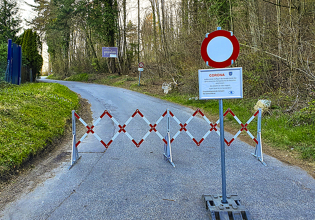 Spätestens hier ist fertig: Seit die Schulen geschlossen wurden, ist auch der Zugang zum beliebten Gempenturm gesperrt; was Wanderer aber nicht daran hindert, trotzdem hinaufzuspazieren.  Foto: Fabia Maieroni