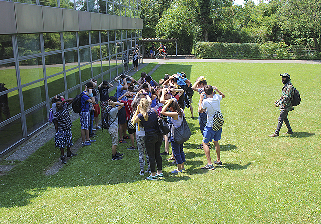 Die Sekundarschüler werden gefangen genommen: Die Simulation wurde zum intensiven Erlebnis.  Foto: Axel Mannigel