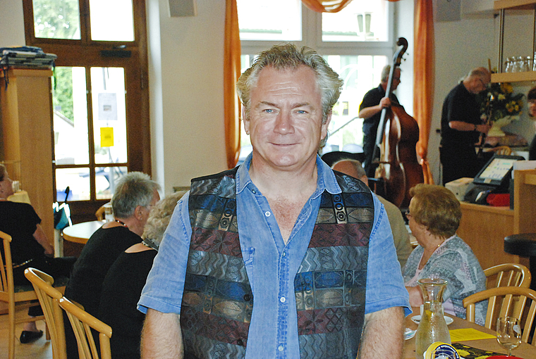 Der Präsident des JAP beim letzten Jazz-Brunch: Peter Ducret wirbt für einen tollen Anlass im Restaurant Hofgarten. Foto: Thomas Brunnschweiler