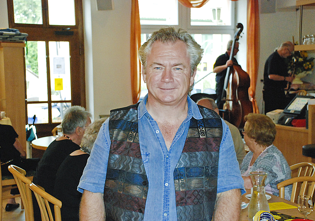 Der Präsident des JAP beim letzten Jazz-Brunch: Peter Ducret wirbt für einen tollen Anlass im Restaurant Hofgarten. Foto: Thomas Brunnschweiler