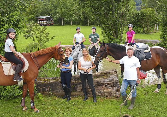 Bereit für den grossen Event: Die Reiterkameraden Romana Wenger (l.), Philipp Wenger, Roger Wenger, Sereina Bianchi (hinten), Präsidentin Gaby Wenger, OK-Vizepräsidentin Anja Mazzoleni (Mitte), Platzwart Rolf Mazzoleni (r.).  fOTO: TOBIAS gFELLER