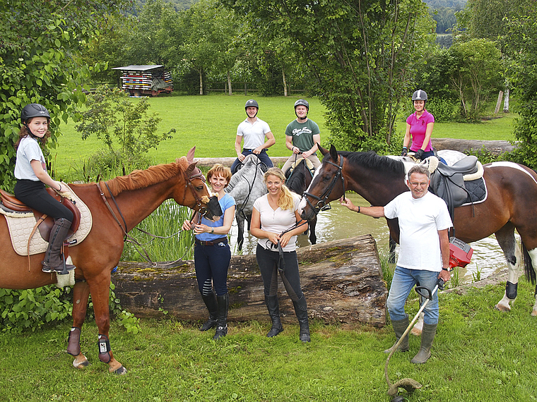 Bereit für den grossen Event: Die Reiterkameraden Romana Wenger (l.), Philipp Wenger, Roger Wenger, Sereina Bianchi (hinten), Präsidentin Gaby Wenger, OK-Vizepräsidentin Anja Mazzoleni (Mitte), Platzwart Rolf Mazzoleni (r.).  fOTO: TOBIAS gFELLER