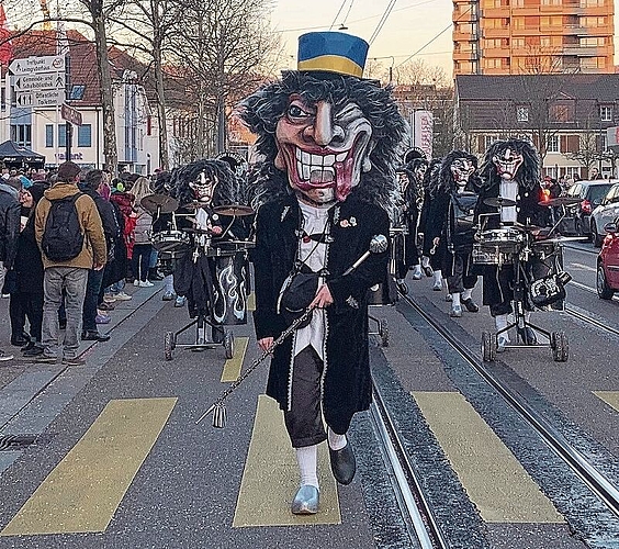 Ukraine auch Thema an der Fasnacht: Der Tambourmajor der Guggemuusig Chaote Basel.