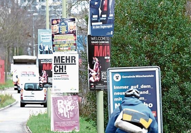 Wahlplakate, wo das Auge hinfällt: ein gewohntes Bild während der Wahlen im Kanton Baselland. Foto: Martin Graf