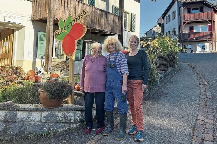 Familienbetrieb: (v.l.) Irma Vögtli, Tochter Verena Ming und Enkelin Carmen Zaugg stellen den Hobler Buttenmost her. 
In Zukunft wollen Mutter und Grossmutter aber kürzertreten. Fotos: Nicolas Blust