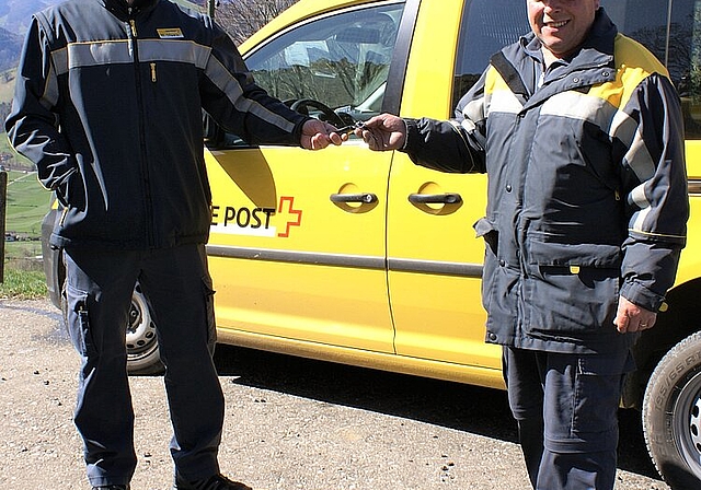 <em>Vor der Pensionierung: </em>Camille André (rechts) übergibt seinem Chef Milovan Stanic den Schlüssel für das Auto.Foto: Jürg jeanloz