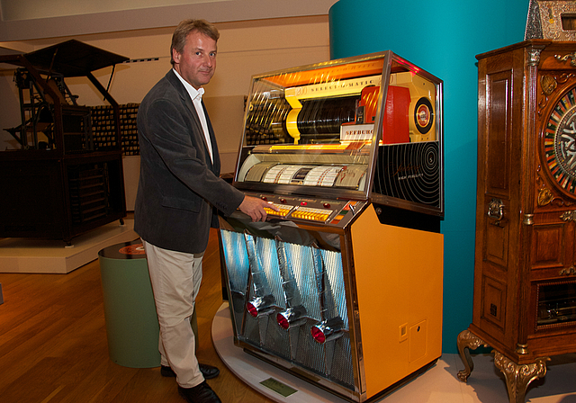 Eine Seeburg von 1957: Museumsdirektor Christoph E. Hänggi wählt einen der 100 möglichen Titel.   Foto: Martin Staub