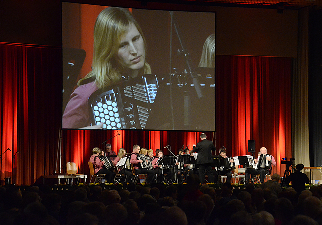 Zwischentöne: Das Akkordeon Orchester Aesch bereicherte die Generalversammlung der Raiffeisenbank Aesch-Pfeffingen.  Foto: Heiner Leuthardt