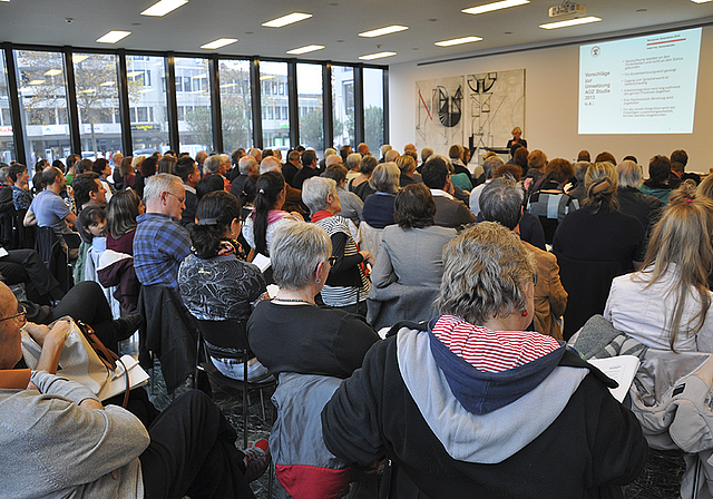 Brennendes Thema, viel Publikum: Münchensteins Gemeinderätin Heidi Frei referiert.  Foto: ZVG