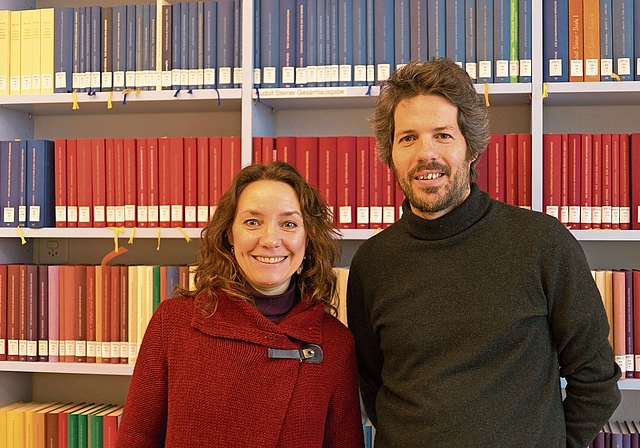 Fast vollendet: Angelika Schmitt und Philip Kovce im Lesesaal des Archivsvor der Rudolf Steiner Gesamtausgabe. Foto: zvg / Nana Badenberg