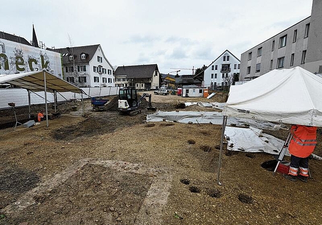 Keine «normale» Baustelle: An der Hauptstrasse 43 werden derzeit Funde geborgen. Foto: Juri Junkov