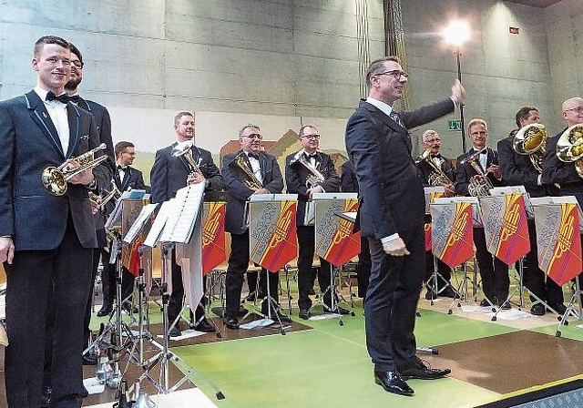 Neue Uniform: Die Mitglieder der Brass Band Konkordia Büsserach werden künftig in Schwarz musizieren. Fotos: Thomas Immoos
