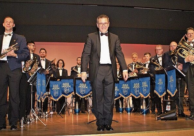 Ovationen für Brass Band Breitenbach: Dirigent Reto Näf mit seinem Team. Foto: Jürg Jeanloz