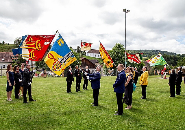 <em>Wehender Empfang: </em>Ein Höhepunkt für die Fahnendelegationen schon zu Beginn des Festes. Foto: Martin Staub