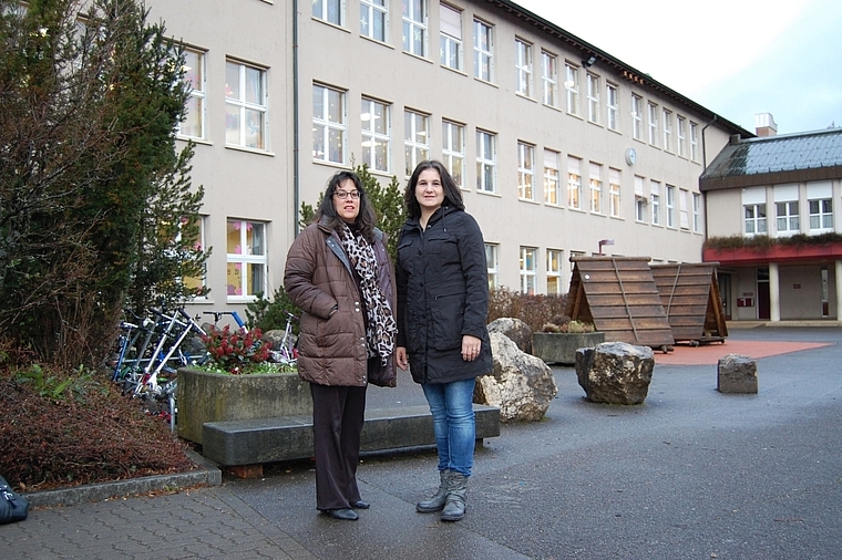 Reinach hat die Wahl: Nathalie Dessemontet (SP, l.) und Kalinka Marchesi (parteilos) möchten sich für die Schule einsetzen.
