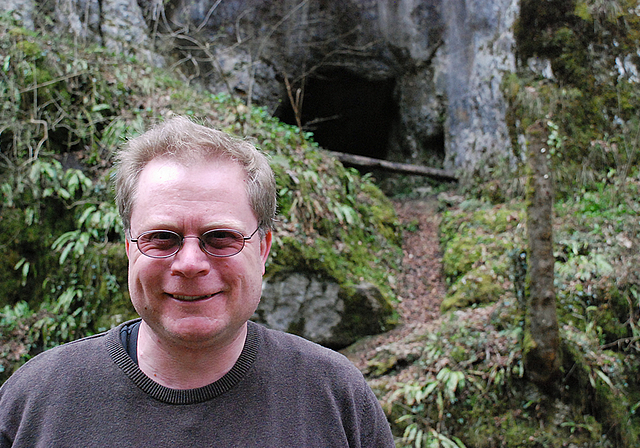 Kennt sich aus mit Neandertalern: Der Prähistoriker Ingmar M. Braun, hier vor der Kohlerhöhle im Kaltbrunnental. Foto: Thomas Brunnschweiler